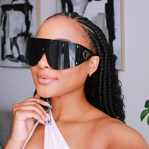 Oversized black futuristic sunglasses - Picture 1 of 2
